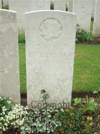 Etaples Military Cemetery - MacLeod, Neil